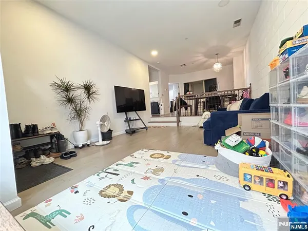 $3,700 | 18 Independence Way, Unit J018, Edgewater, NJ 07020