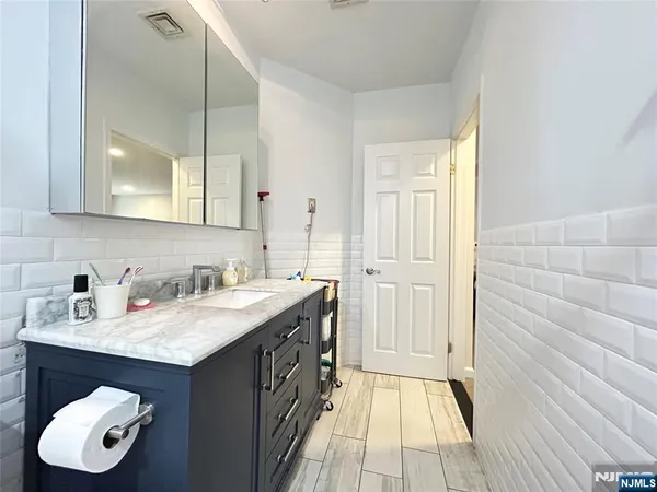 $3,700 | 18 Independence Way, Unit J018, Edgewater, NJ 07020