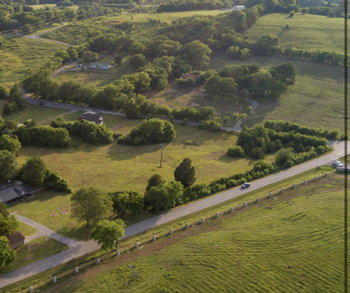 4629 Southeast Tater Peeler Road Lebanon, TN 37090 - Photo 3 of 11 a view of an ocean from a balcony