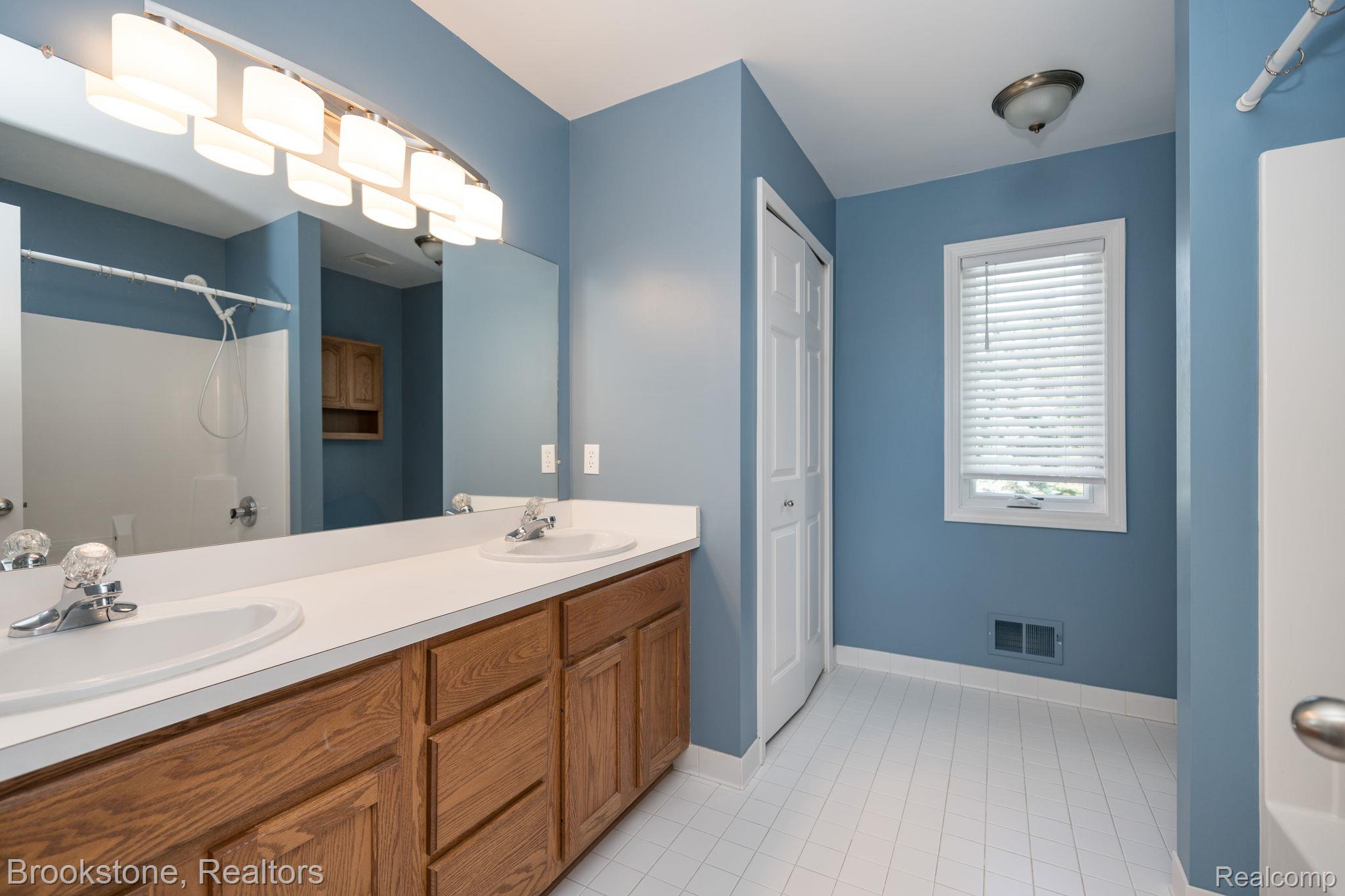 3812 Kossuth Road Lake Orion, MI 48360 - Photo 23 of 47 spacious full bathroom
