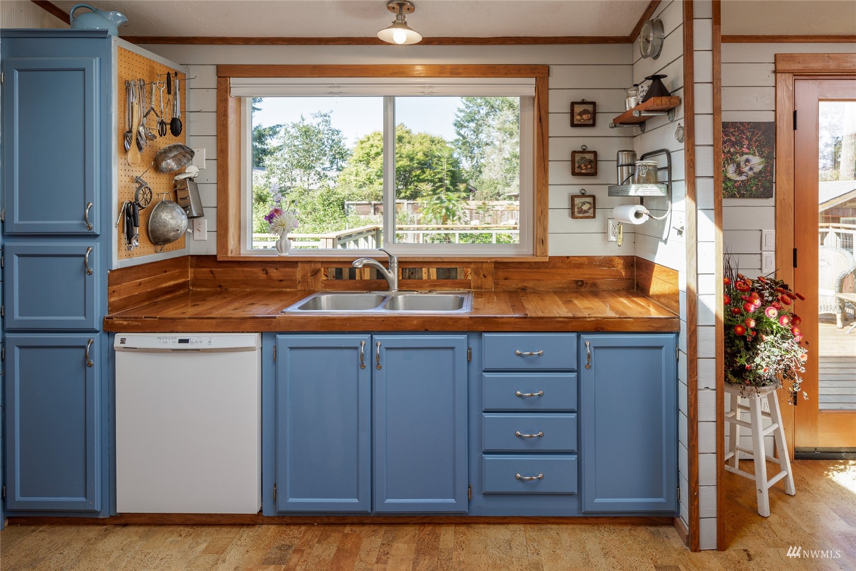 268 Wren Road Lopez Island, WA 98261 - Photo 7 of 23 a bathroom with a tub and sink