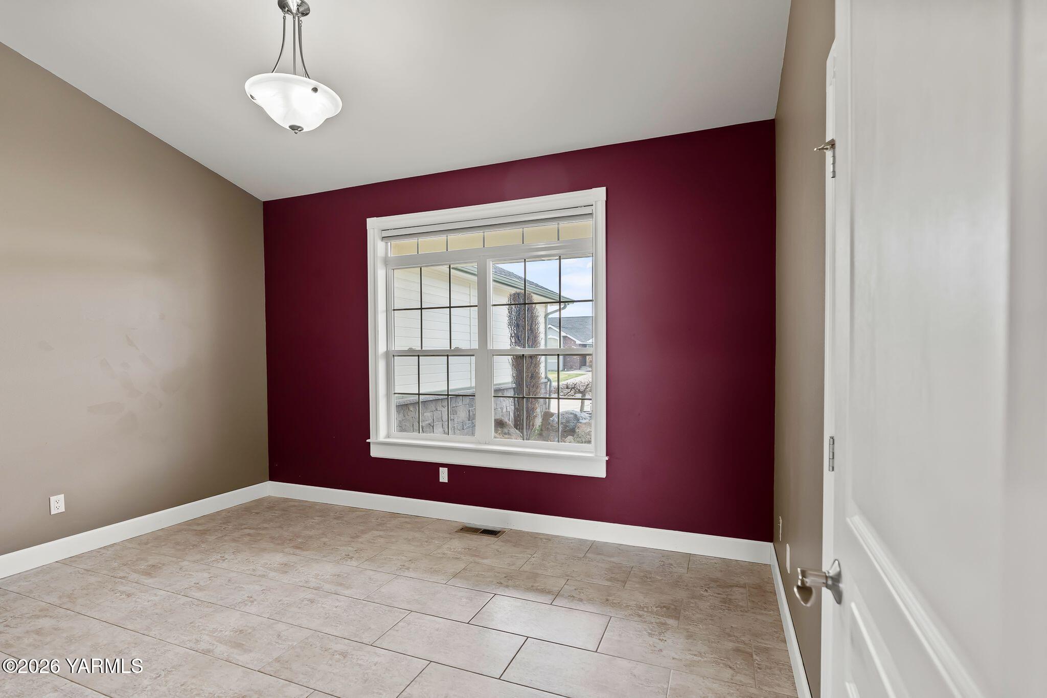 8507 Midvale Road Yakima, WA 98908 - Photo 18 of 24 a view of an empty room with a window