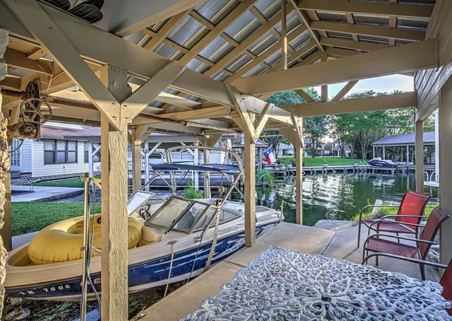 $775,000 | 401 Lake Point Drive, Horseshoe Bay, TX 78657