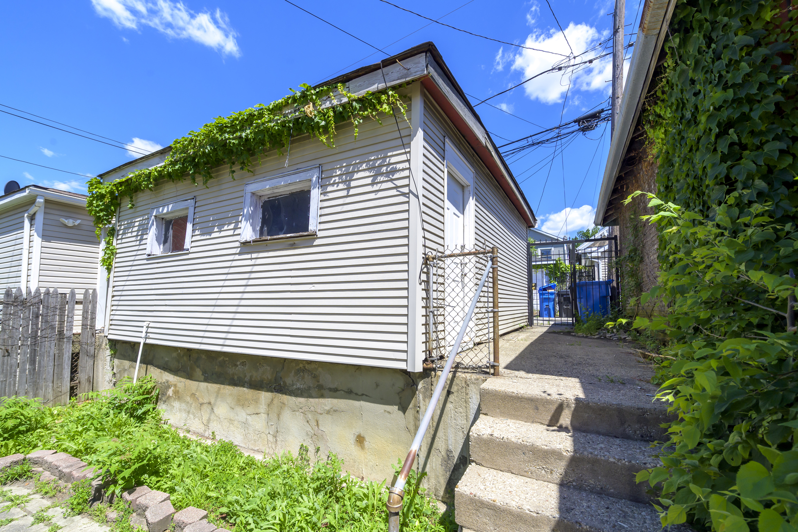2436 West Fillmore Street Chicago, IL 60612 - Photo 37 of 44 a front view of a house with garden