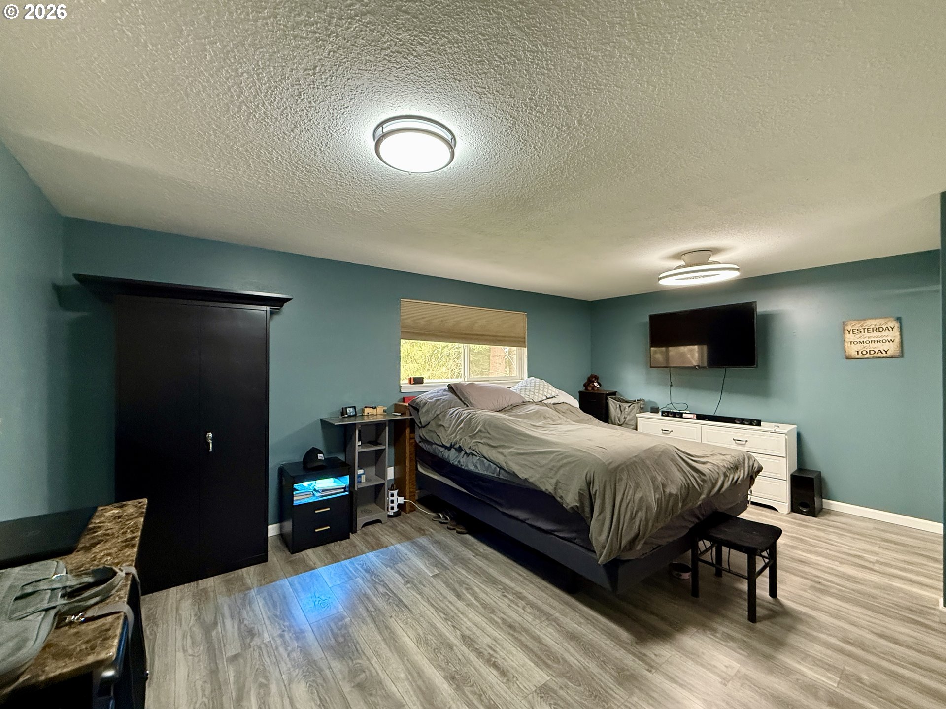 105 Timberline Drive Castle Rock, WA 98611 - Photo 14 of 21 a bedroom with a bed and a flat screen tv