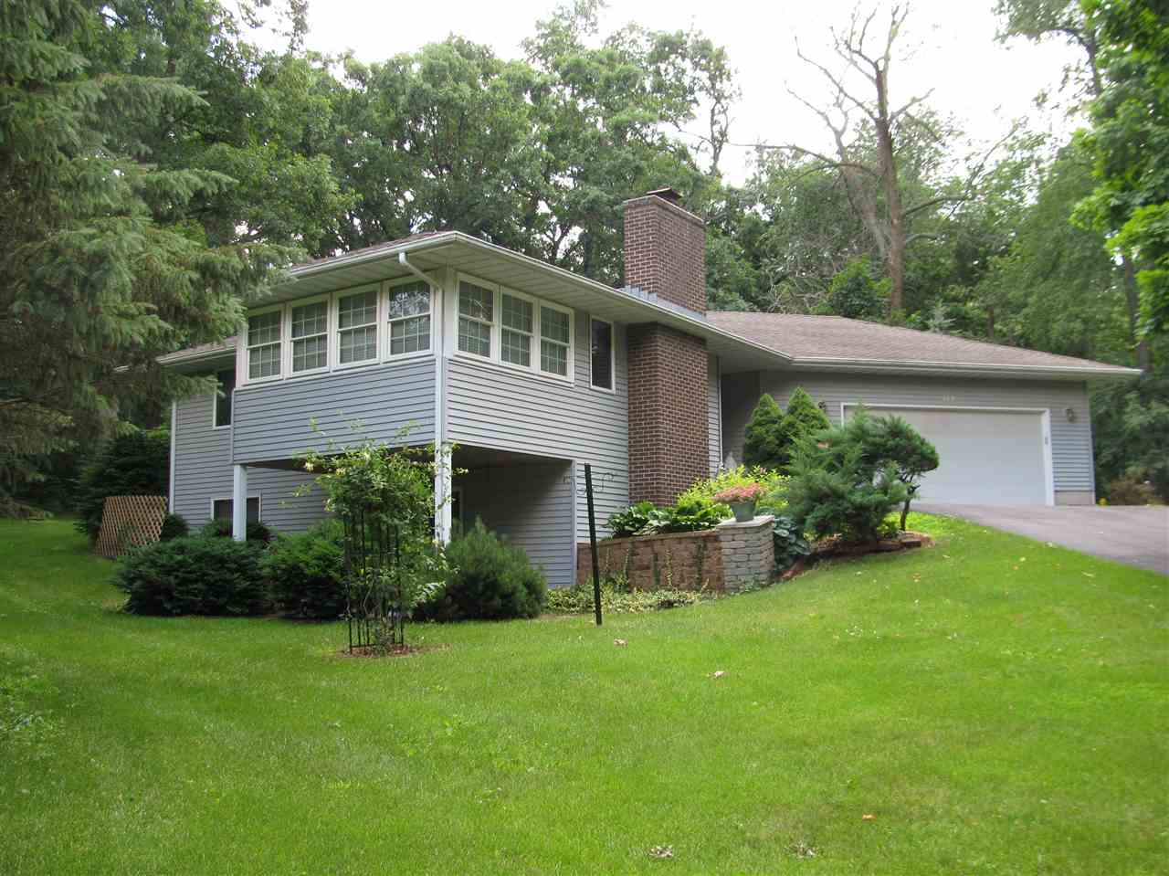 572 Baintree Road Lake Summerset, IL 61019 - Photo 1 of 24 a front view of house with yard and green space