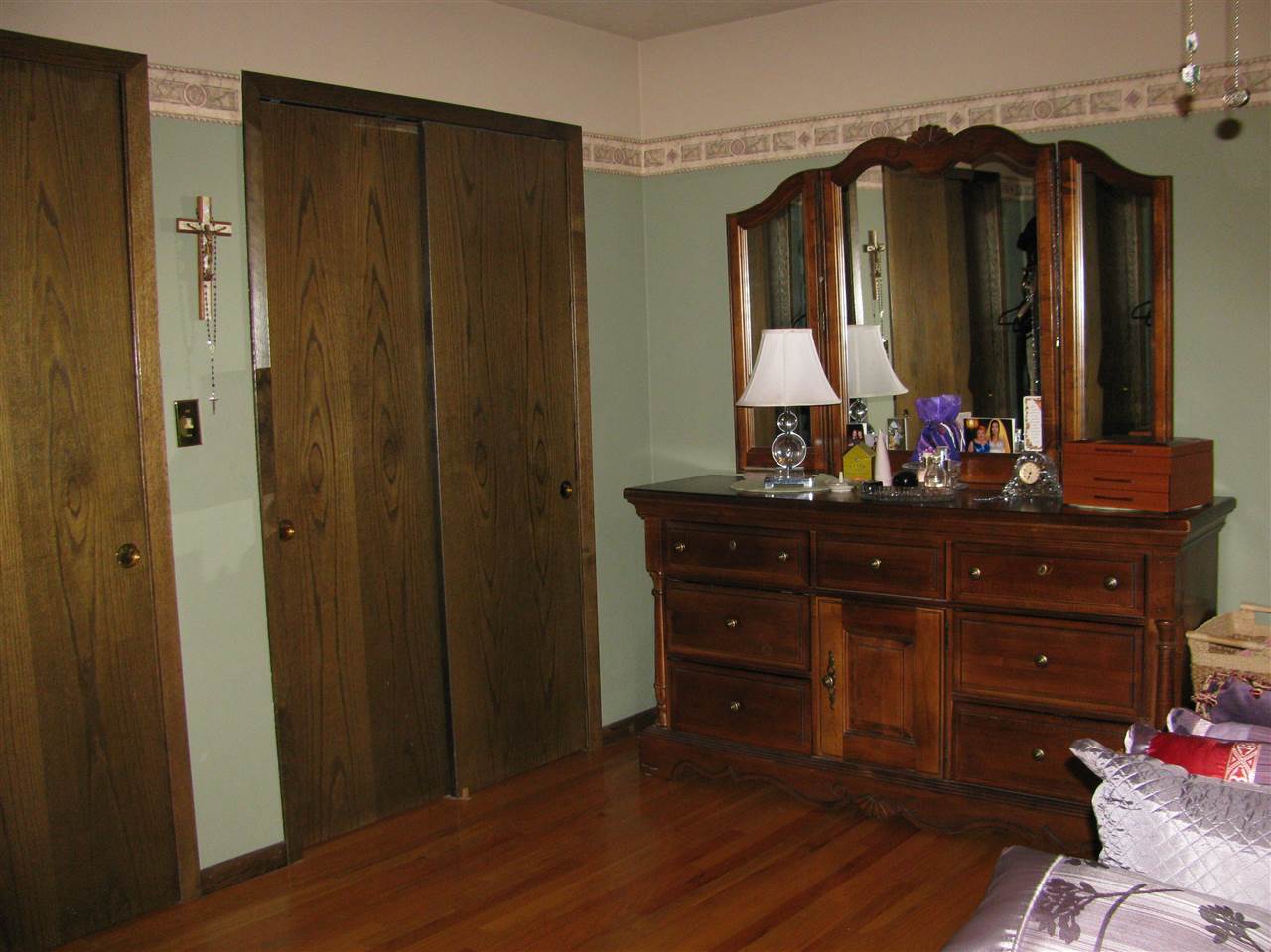 572 Baintree Road Lake Summerset, IL 61019 - Photo 15 of 24 a room with a mirror and furniture