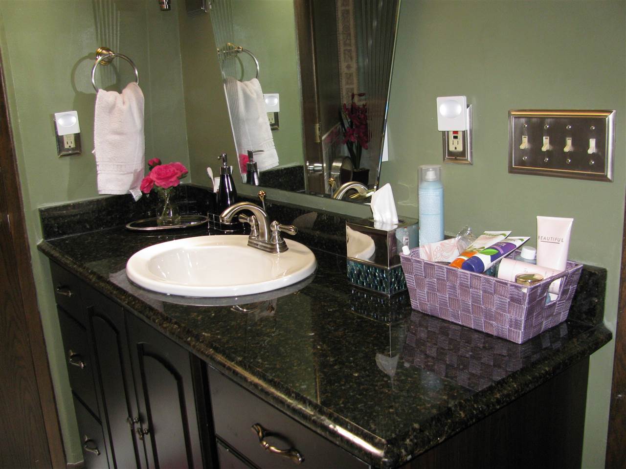 572 Baintree Road Lake Summerset, IL 61019 - Photo 18 of 24 a table with chairs and a sink