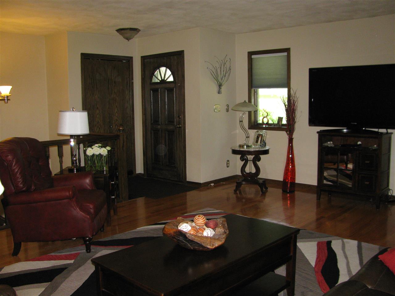 572 Baintree Road Lake Summerset, IL 61019 - Photo 5 of 24 a living room with furniture and a flat screen tv