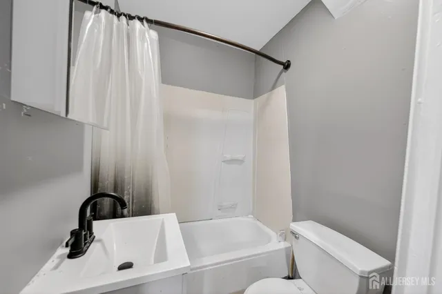 $1,700 | 194 High Street, Unit 3, Perth Amboy, NJ 08861