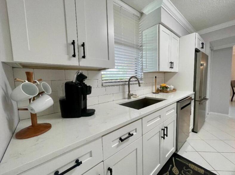 2255 Lindell Boulevard, Unit 4206 Delray Beach, FL 33444 - Photo 3 of 9 Kitchen