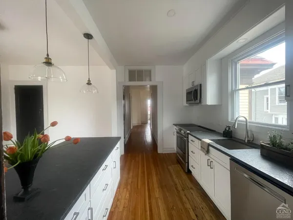 $3,200 | 817 Columbia Street, Unit 2, Hudson, NY 12534