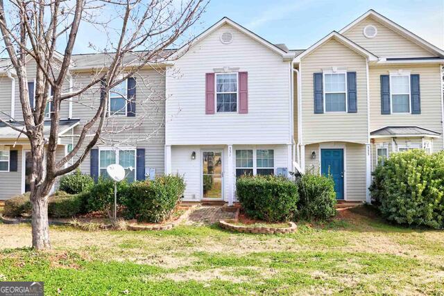 a view of a yard in front of house