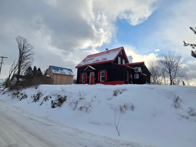 $89,900 | 224 Sewall Street, Island Falls, ME 04747