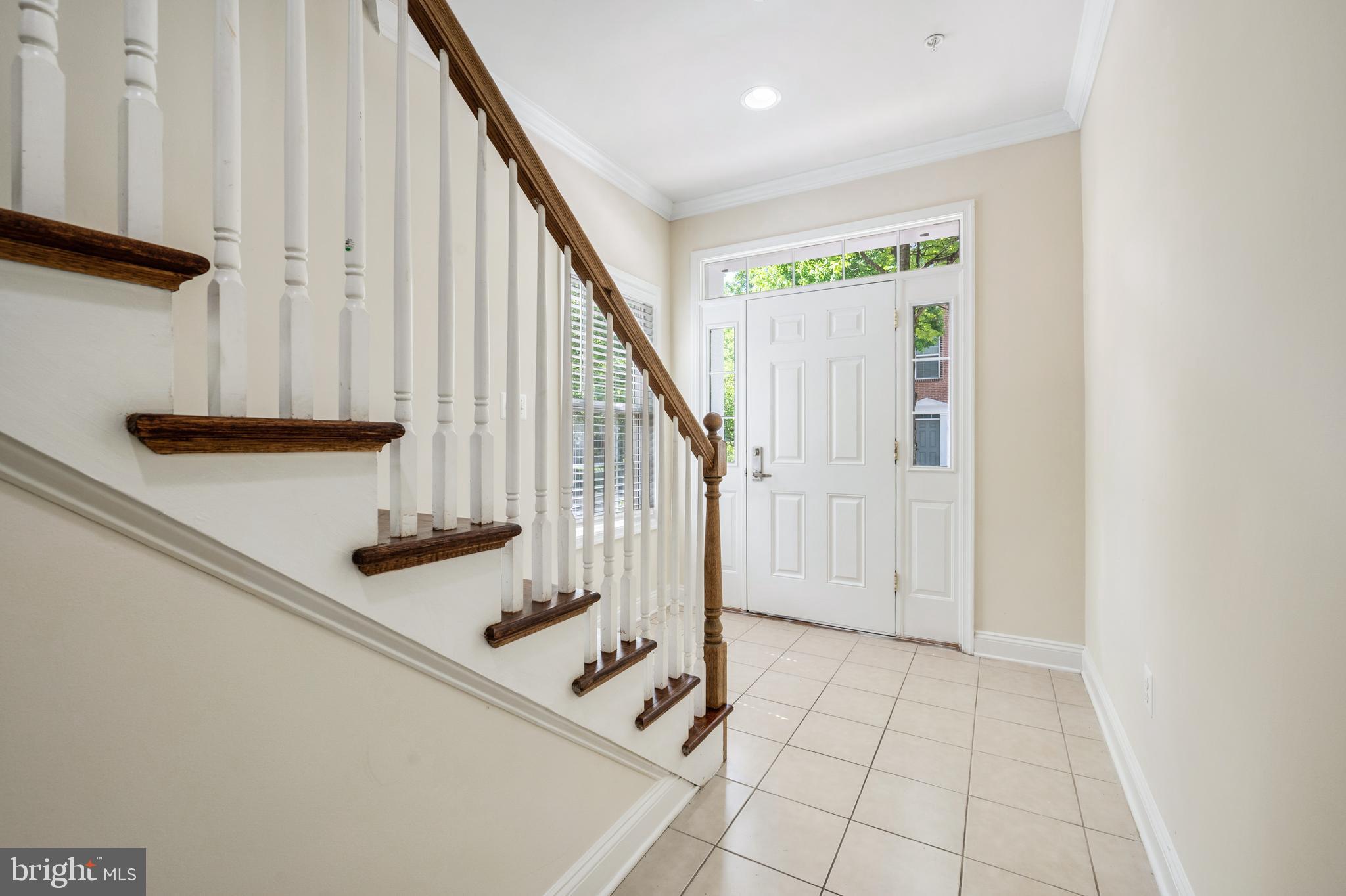 8341 Broderick Circle Gaithersburg, MD 20877 - Photo 4 of 33 Foyer