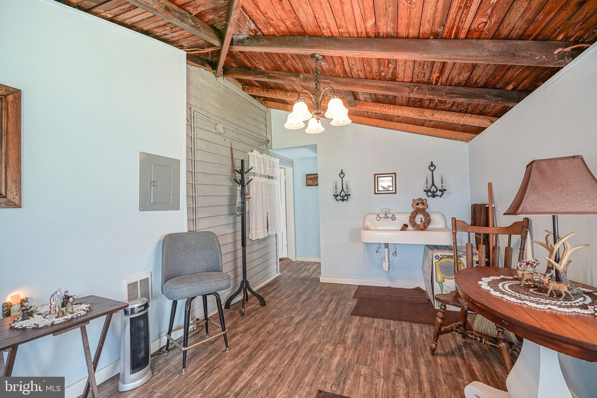 530 Penns Grove Auburn Road Penns Grove, NJ 08069 - Photo 18 of 36 a workspace with furniture