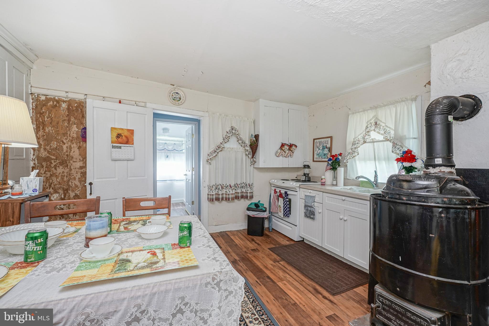 530 Penns Grove Auburn Road Penns Grove, NJ 08069 - Photo 23 of 36 a very nice looking room with a large window