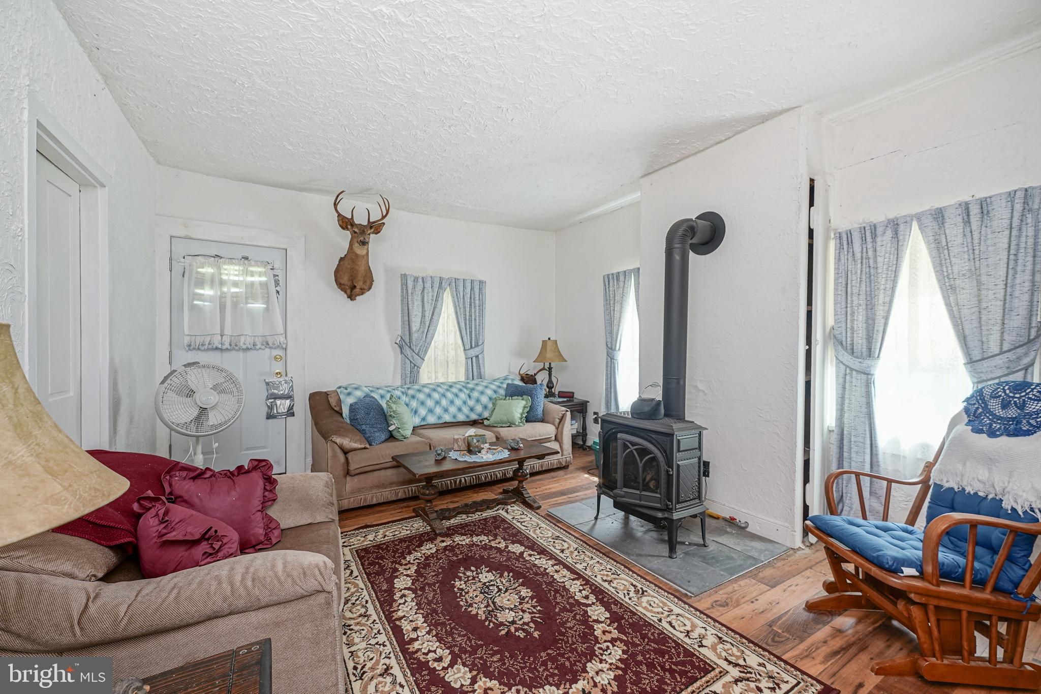 530 Penns Grove Auburn Road Penns Grove, NJ 08069 - Photo 27 of 36 a living room with furniture and a large window