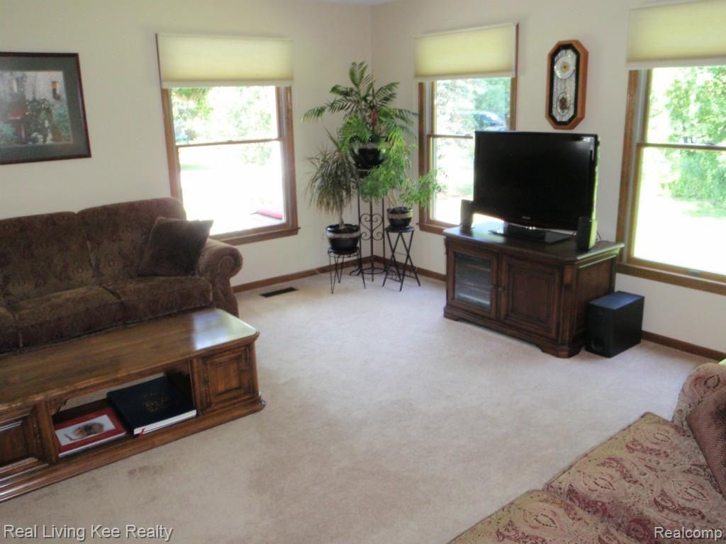 60739 Eyster Road Rochester, MI 48306 - Photo 9 of 37 Spacious Great Room