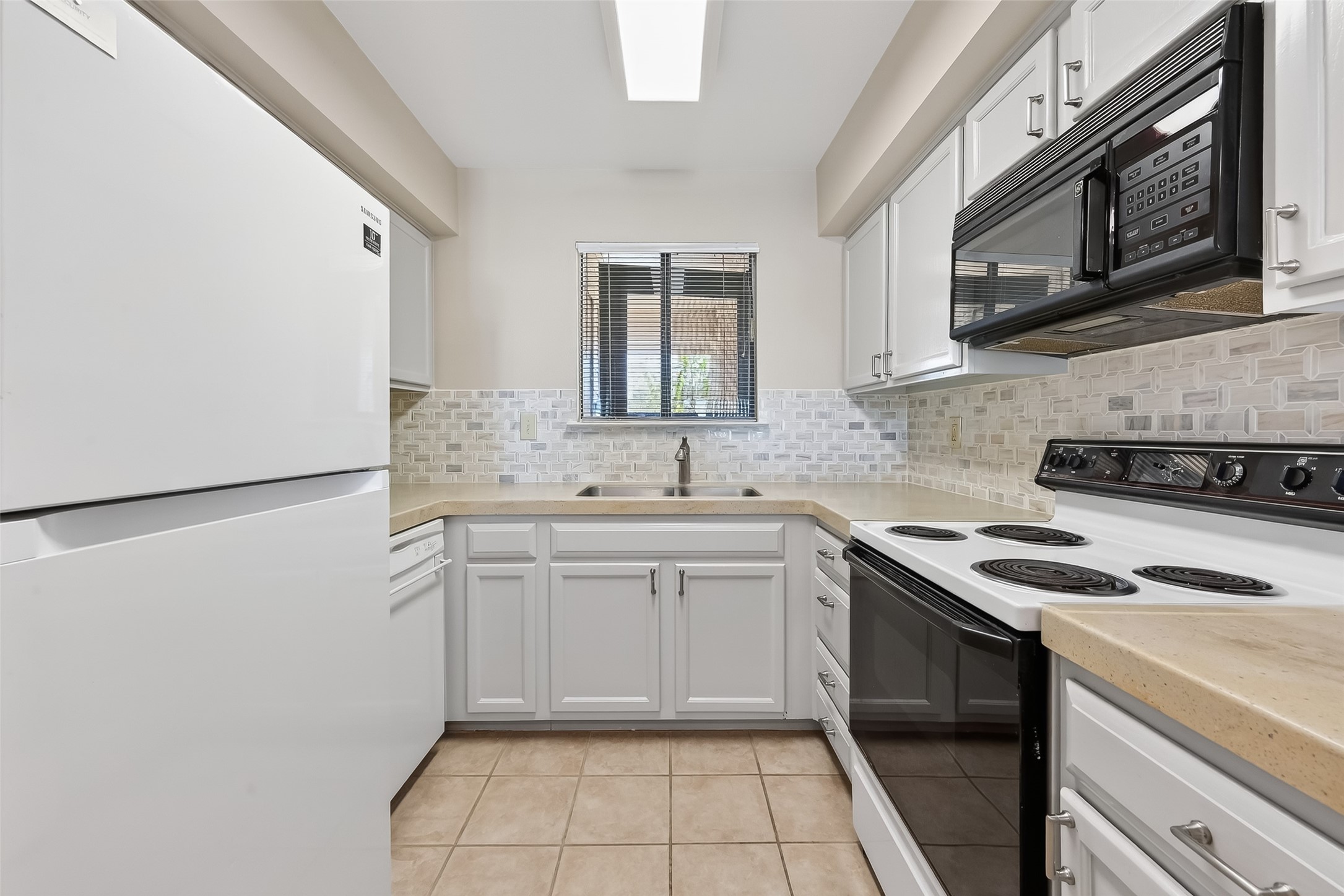 209 Lakeview Terrace, Unit D Conroe, TX 77356 - Photo 11 of 33