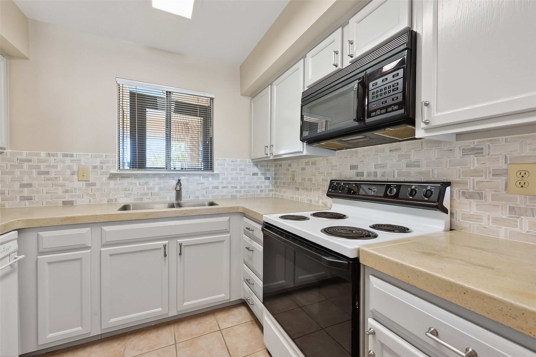 209 Lakeview Terrace, Unit D Conroe, TX 77356 - Photo 12 of 33