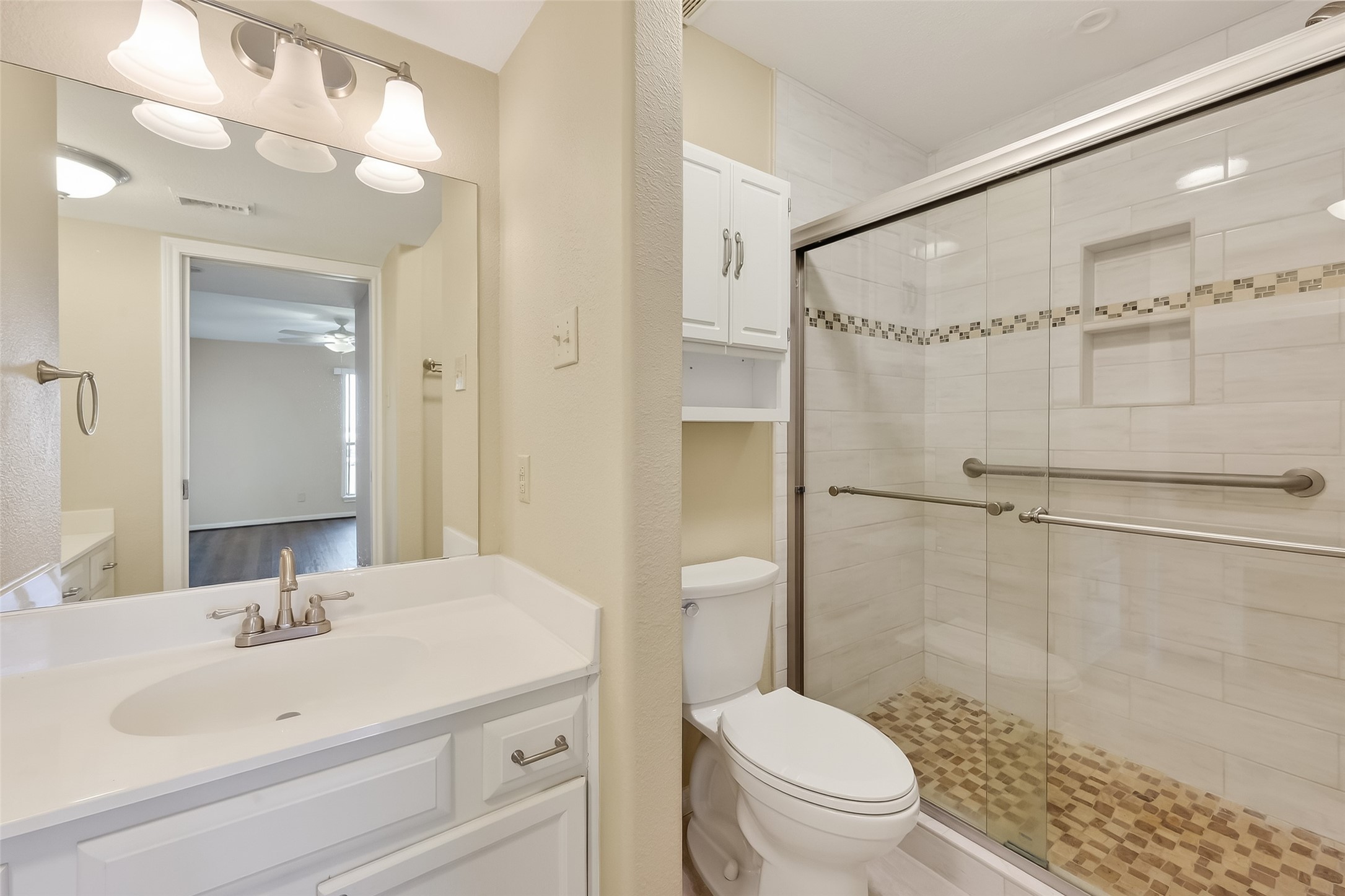 209 Lakeview Terrace, Unit D Conroe, TX 77356 - Photo 23 of 33 Owners Suite Bath
