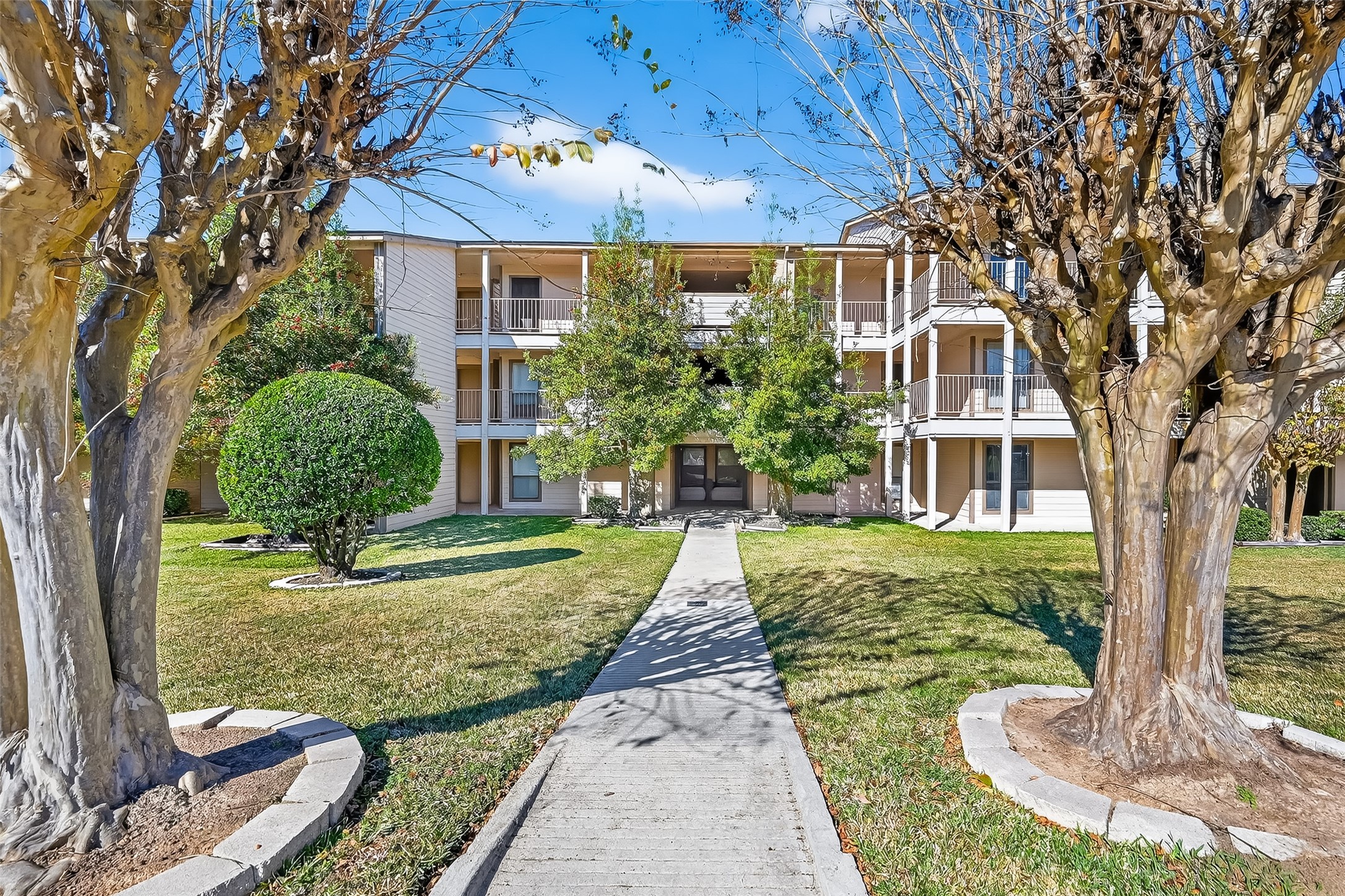 209 Lakeview Terrace, Unit D Conroe, TX 77356 - Photo 3 of 33 Entry