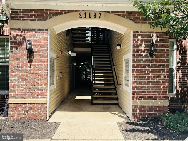 a view of entryway with a building