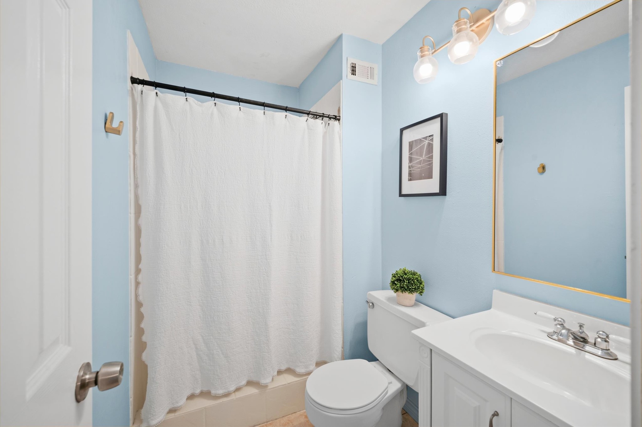 2715 Wood River Road Spring, TX 77373 - Photo 31 of 39 En-suite bath in lower level bedroom!