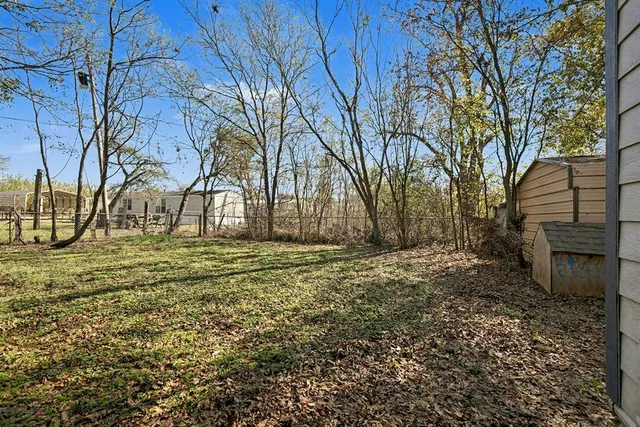 a view of yard with tree
