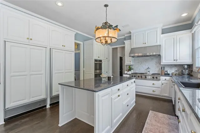 $2,490,000 | 16931 South Highland Ridge Drive, Loch Lloyd, MO 64012