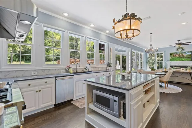 $2,490,000 | 16931 South Highland Ridge Drive, Loch Lloyd, MO 64012