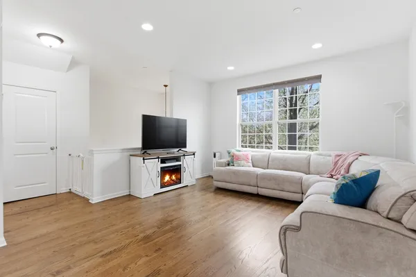 $420,000 | 1525 East Arbor Lane, Arlington Heights, IL 60004