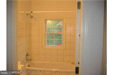 5220 Milland Street Springfield, VA 22151 - Photo 7 of 9 Bath