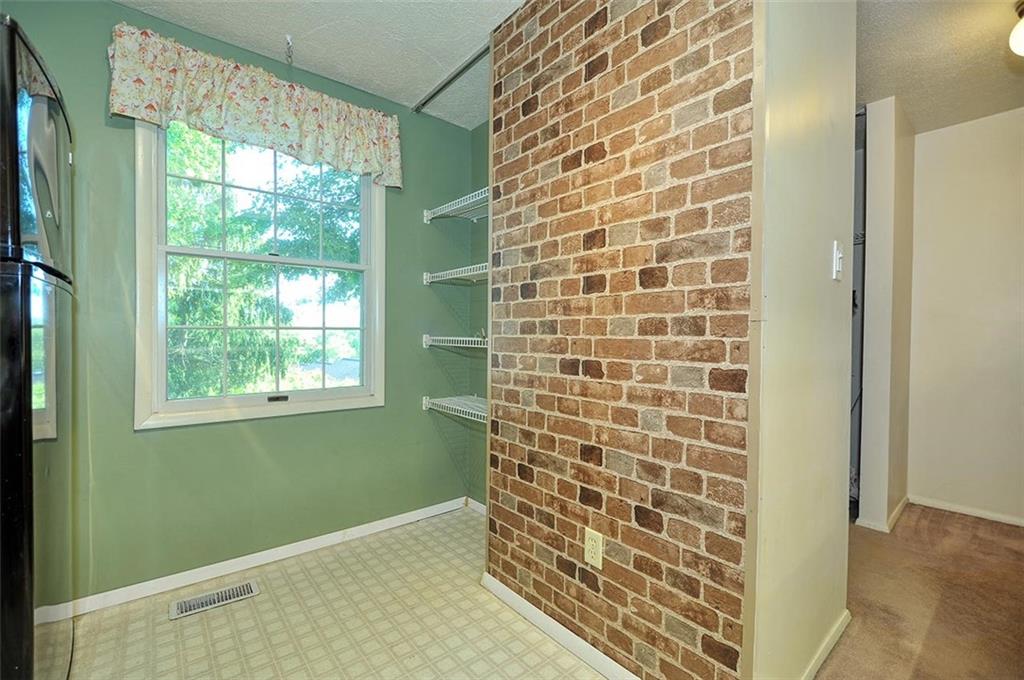 320 Sugar Maple Circle Washington, PA 15301 - Photo 4 of 23 a bathroom with a shower