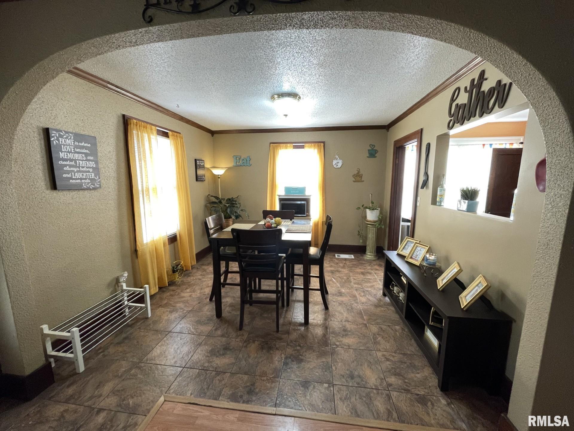 433 20th Avenue Moline, IL 61265 - Photo 3 of 22