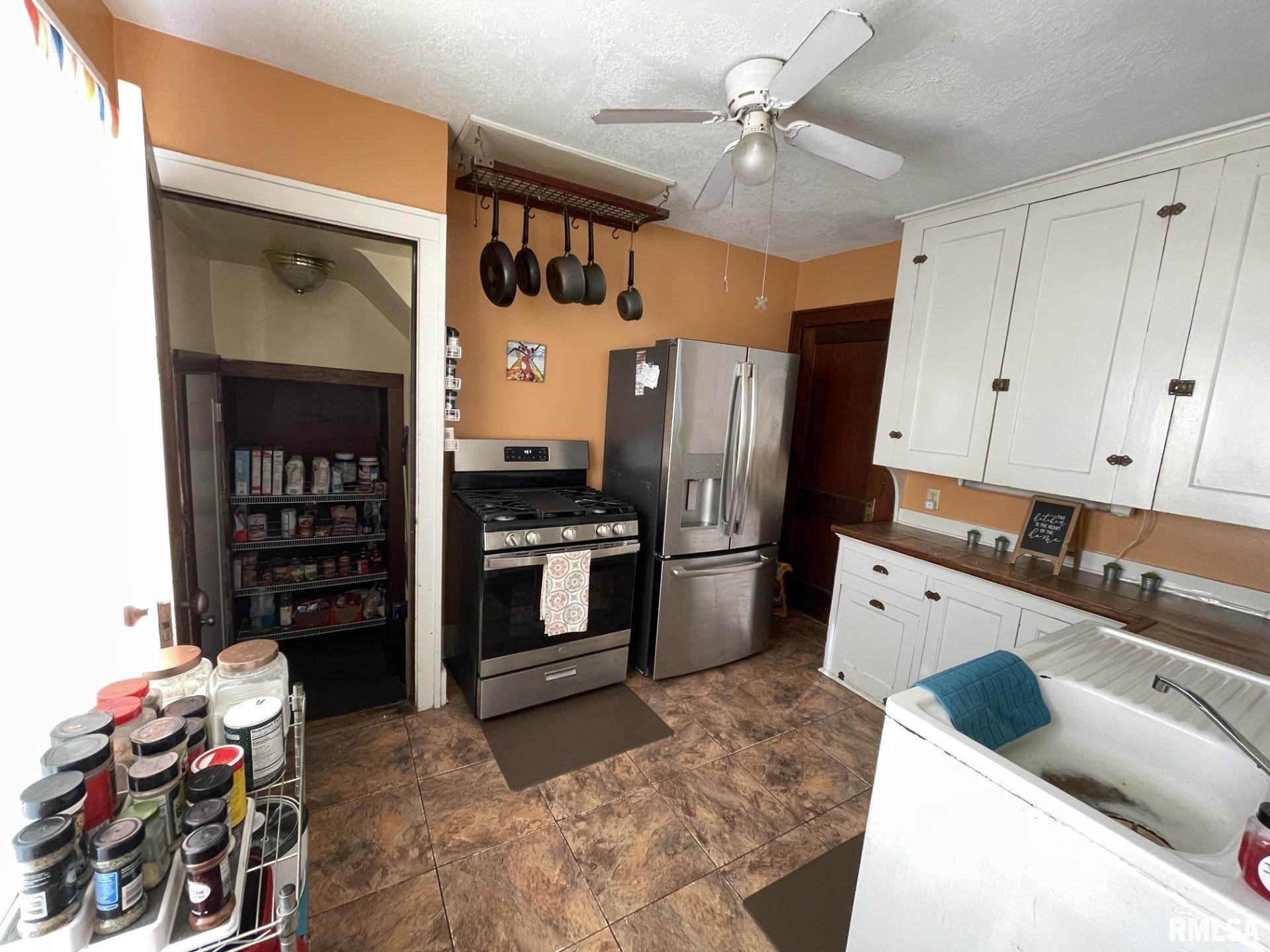 433 20th Avenue Moline, IL 61265 - Photo 4 of 22