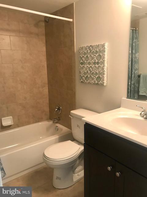 439 West Maple Road Linthicum Heights, MD 21090 - Photo 17 of 30 a bathroom with a toilet a sink and a bathtub