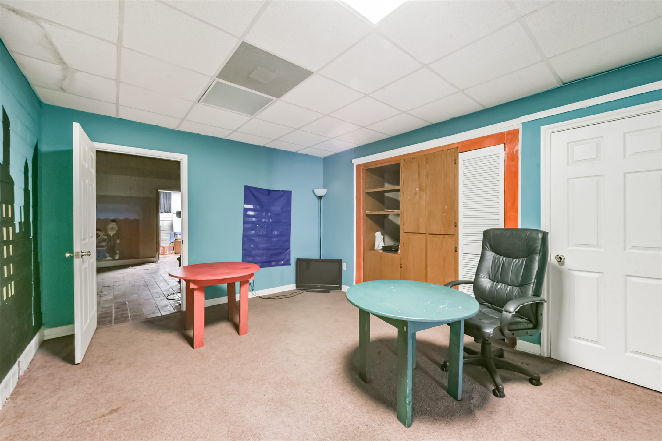 130 South 4th Street, Unit 1 La Porte, TX 77571 - Photo 22 of 33 a living room with furniture and a floor to ceiling window