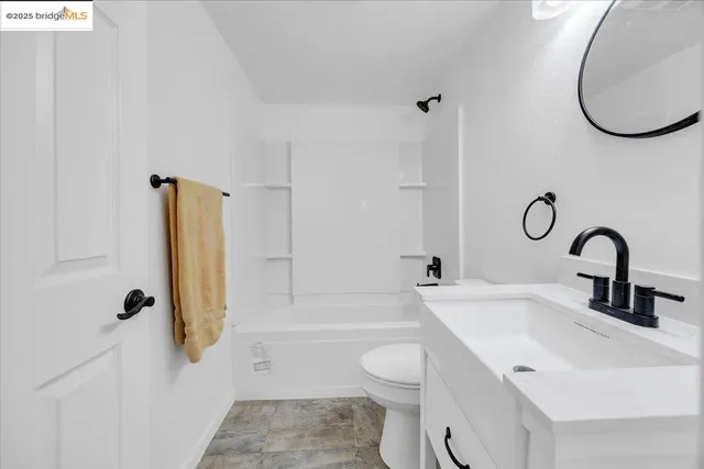 a view of livingroom with a ceiling fan
