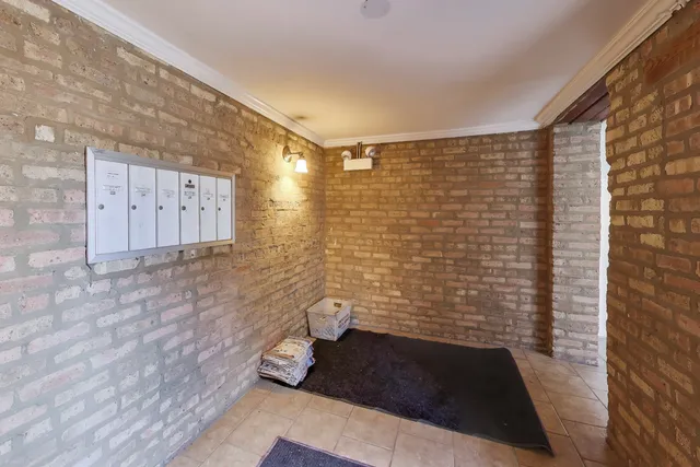 $1,650 | 4017 North Troy Street, Unit 2W, Chicago, IL 60618