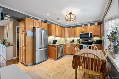 $999,999 | 4 Westbury Avenue, Plainview, NY 11803