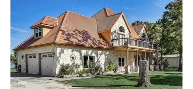 a view of a house with a yard and plants
