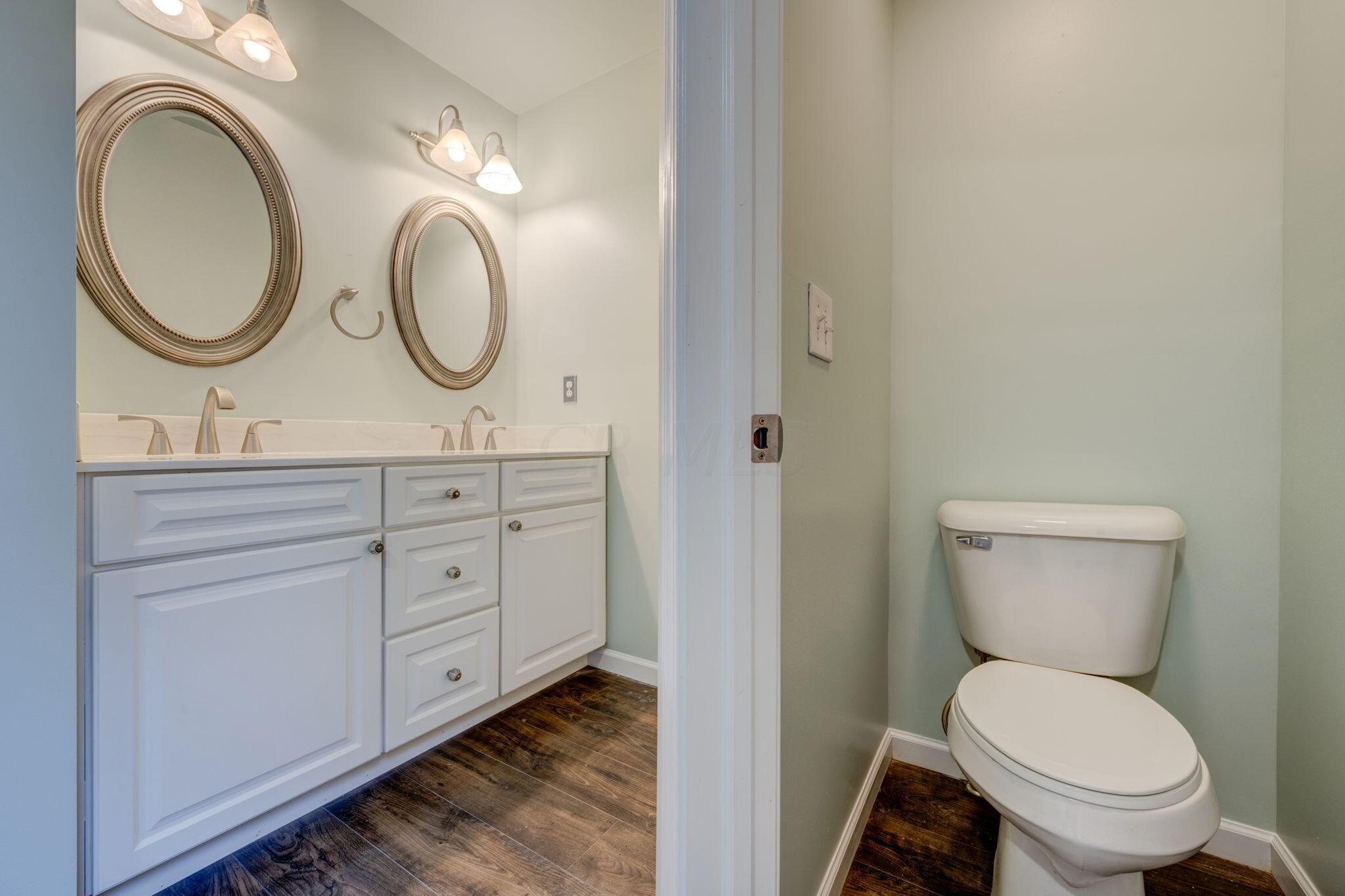 621 Garden Road Columbus, OH 43214 - Photo 28 of 38 Owner Suite Bathroom Double Vanity and T