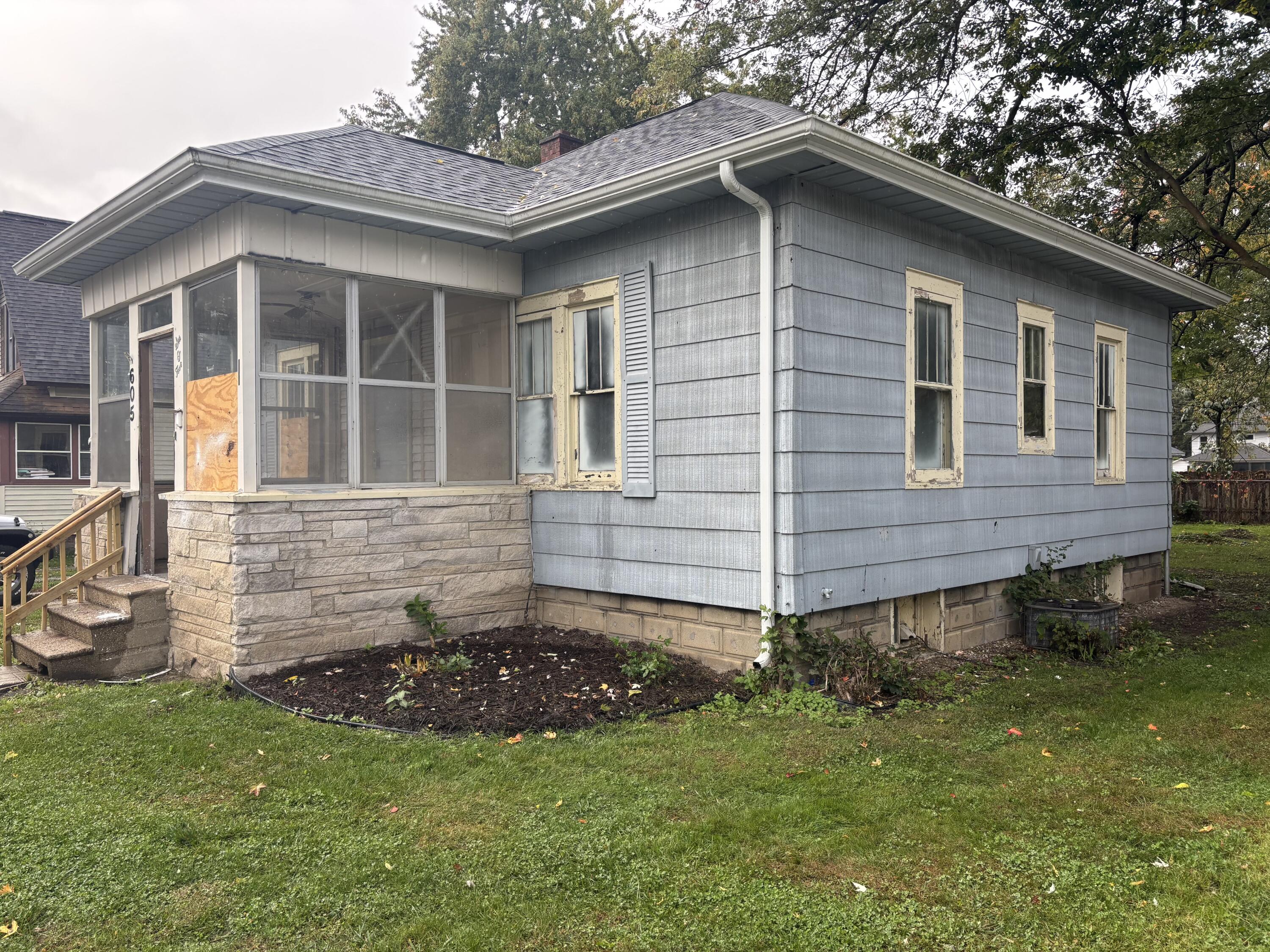 605 Constantine Street Three Rivers, MI 49093 - Photo 2 of 15 IMG_9740