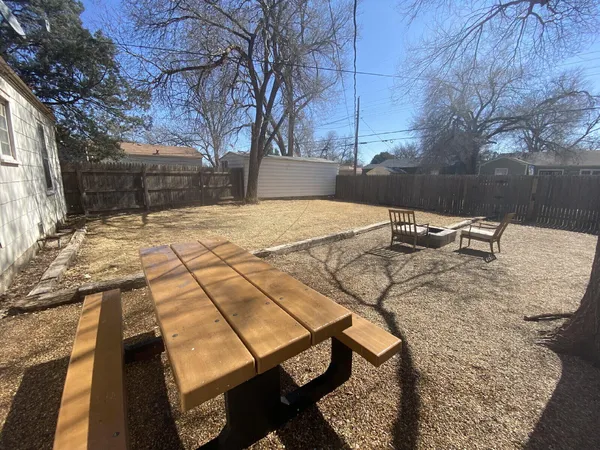 $1,400 | 2621 27th Street, Lubbock, TX 79410