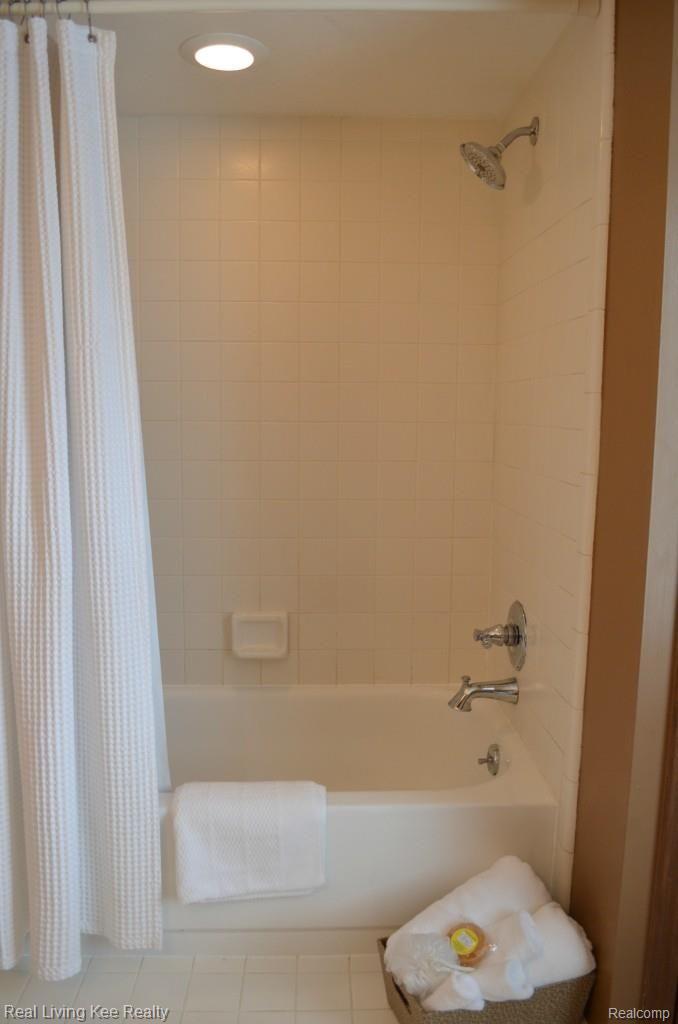 707 Sunlight Drive Rochester, MI 48309 - Photo 22 of 55 full bathroom 2.jpg