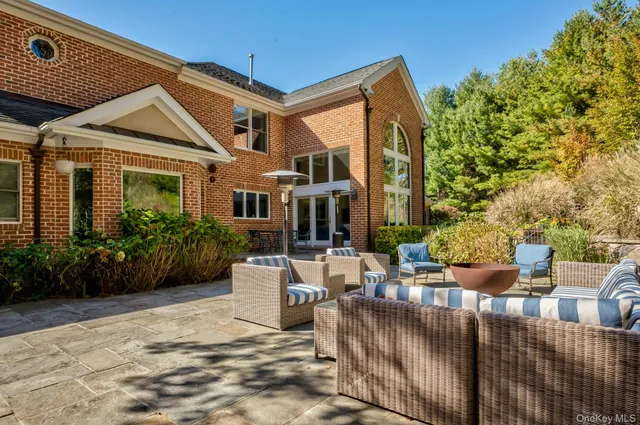 a view of a house with backyard and sitting area