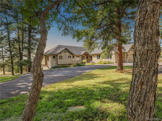 a house view with swimming pool