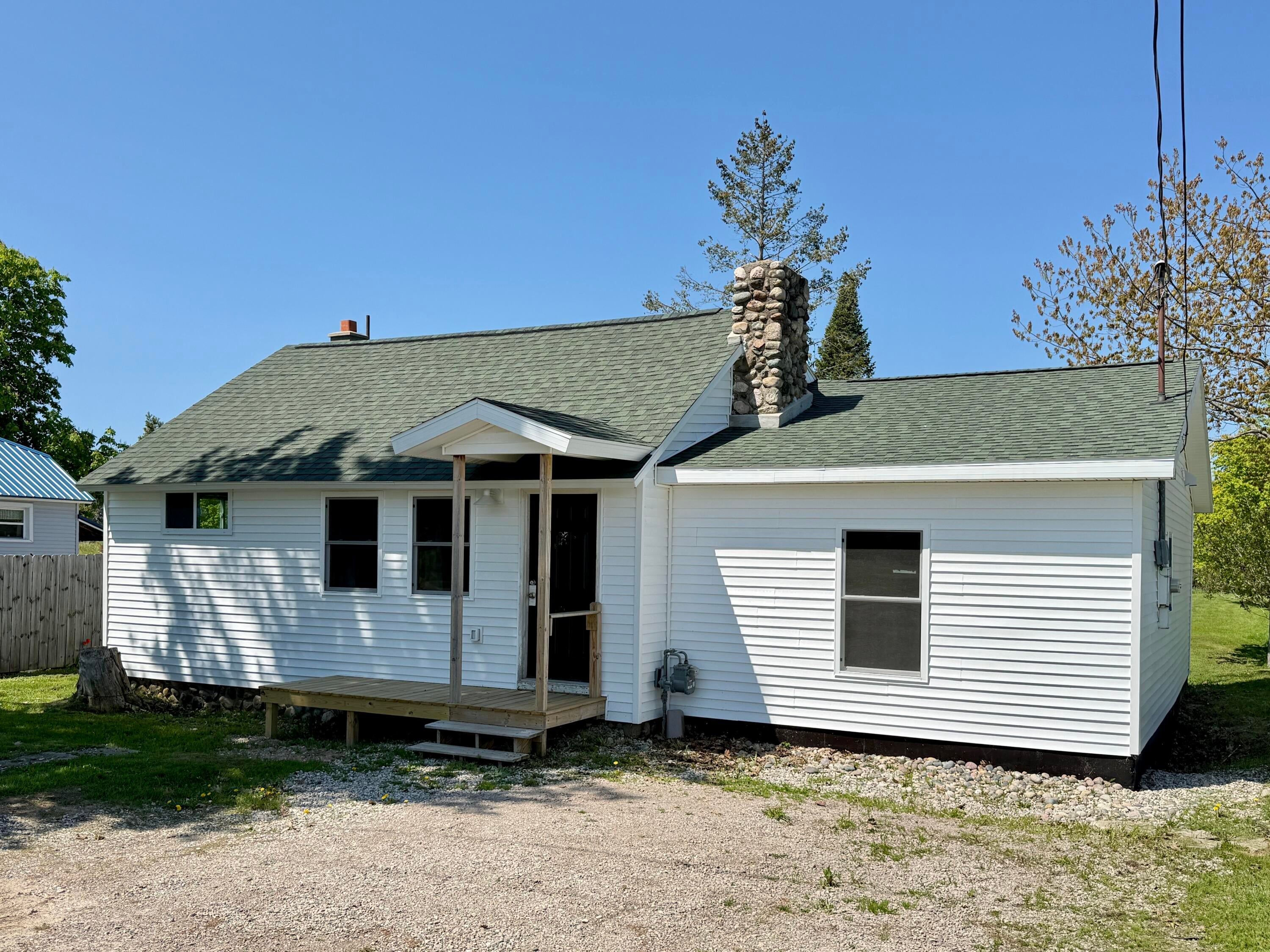 998 Loomis Street Cheboygan, MI 49721 - Photo 4 of 39 IMG_5117